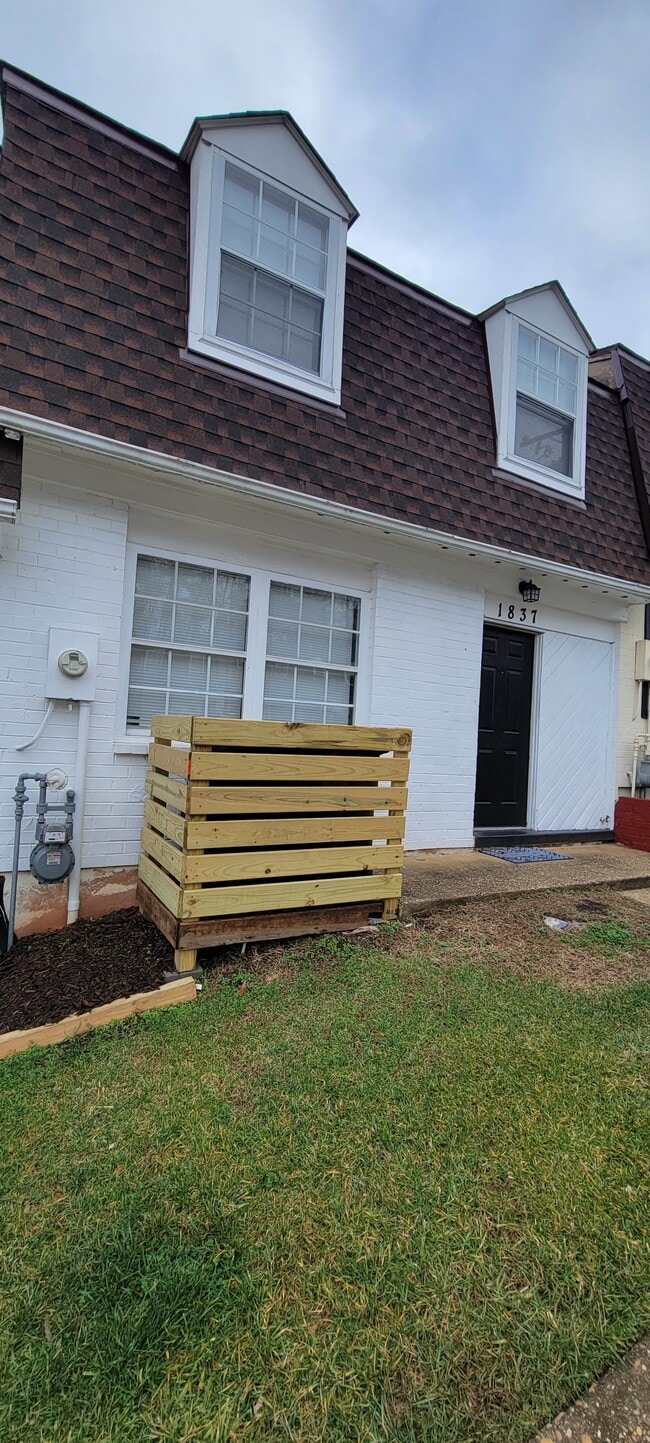 Building Photo - 1837 Village Green Dr