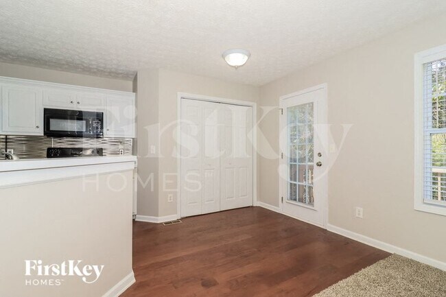 Foto del edificio - 459 Fernwood Cir