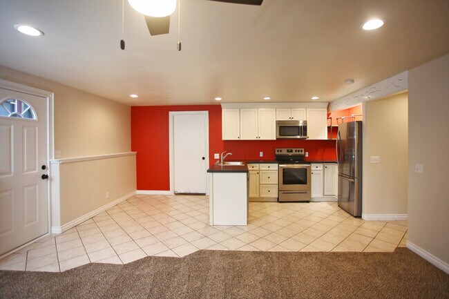 Comedor y cocina abiertos y luminosos - 417 E Foster Ave