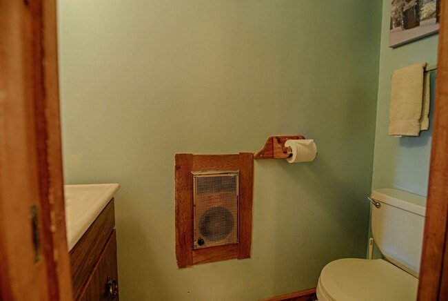 Building Photo - SKI LEASE:  Economical 3-Bedroom Home, On Bus line, Wood Burning Fireplace, Garage