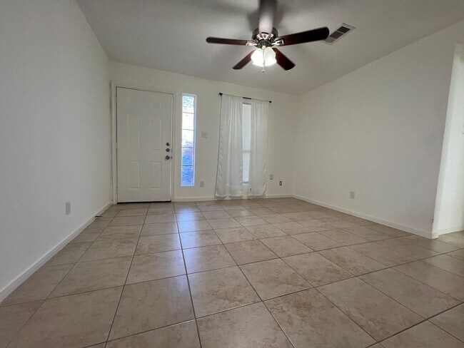 Foto del edificio - 3-Bedroom, 2-Bathroom Duplex in A Convenie...