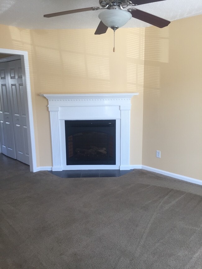 Living room - 3808 E Vancroft Cir unit #M8