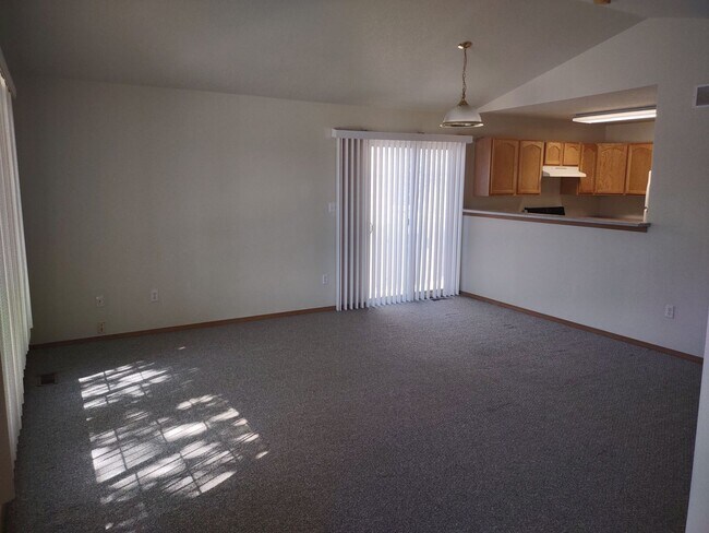 Foto del edificio - ALL PROSPECTIVE TENANTS MUST SUBMIT A $58 NON-REFUNDABLE APPLICATION FEE PER APPLICANT ONLINE AND...