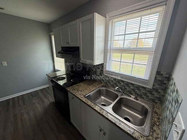 Building Photo - 700 Pinehaven Dr