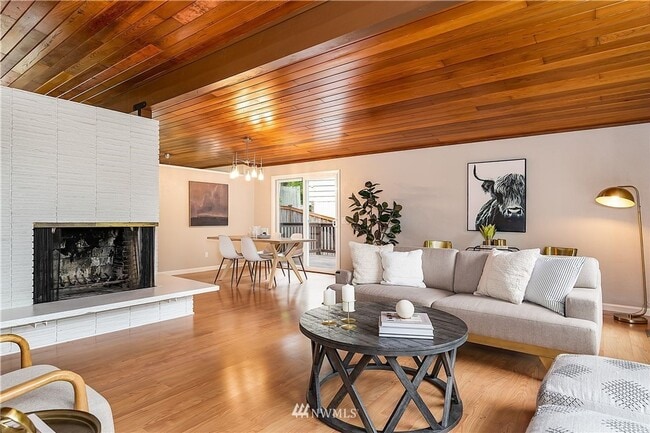 Building Photo - Newport Hills 3bed/1bath Home!