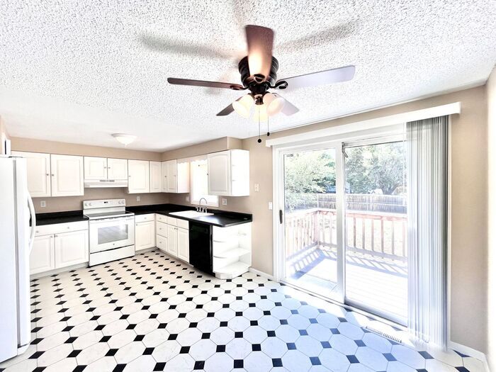 Large 3 Bedroom, 2 Bathroom Home in the Th... - Large 3 Bedroom, 2 Bathroom Home in the Th...