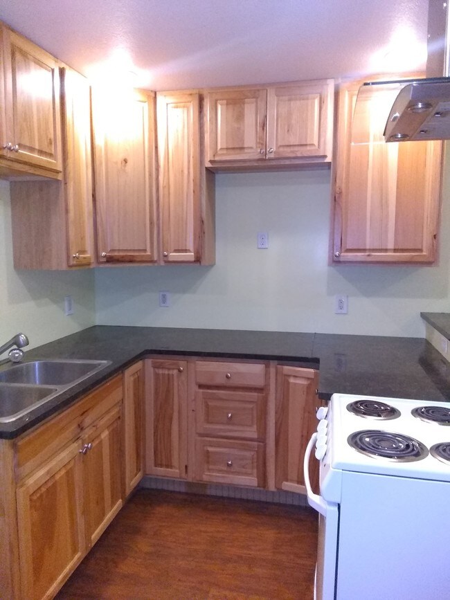 Kitchen - 801 Phillips Ave
