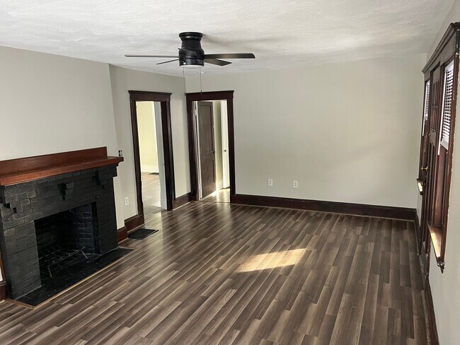 sala de estar - 162 Montvale Ave