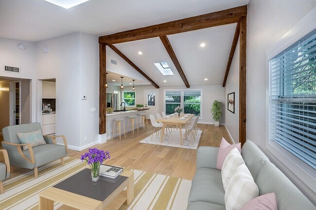 Building Photo - Mid-century North Branch home minutes from...