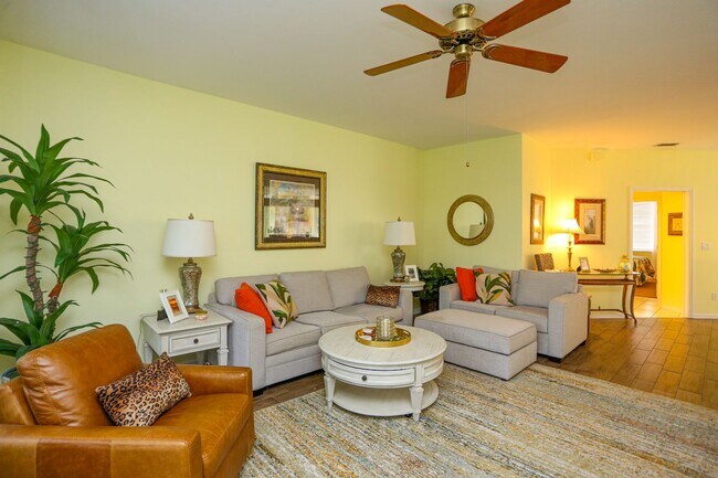 Foto del edificio - **2 BED/2 BATH VERY NICE GROUND FLOOR COND...