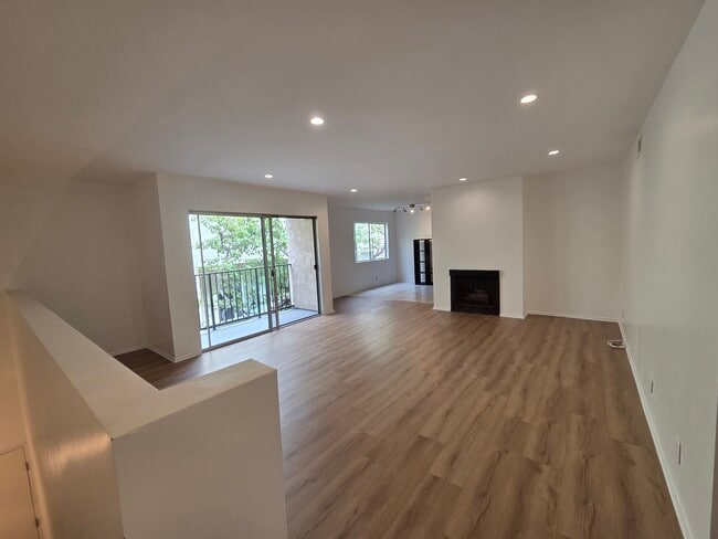 Building Photo - 621 Strand St