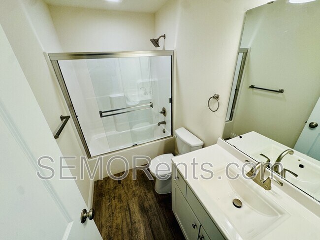 Foto del edificio - 3870 McKendree Xing