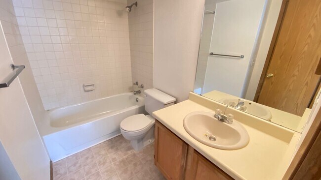 Building Photo - **Awesome 1 bedroom 1 bath condo for Rent!...