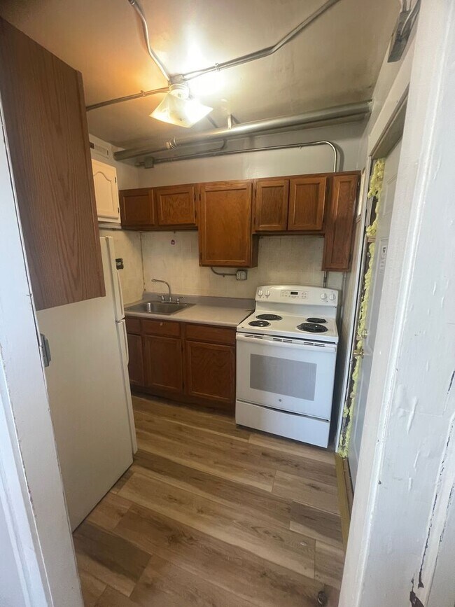 Building Photo - 609 Wellington Ct