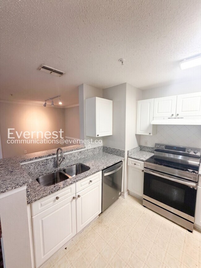 Foto del edificio - 18001 Richmond Pl Dr