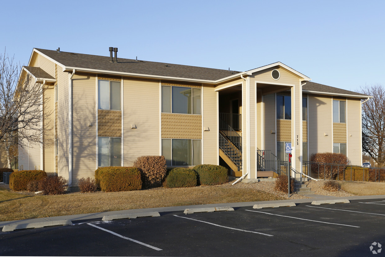 Primary Photo - Pinecone/Mayfield Apartments