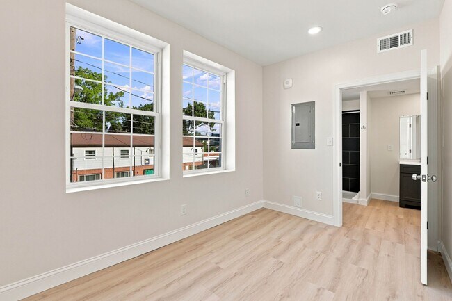 Building Photo - 740 W Vine St