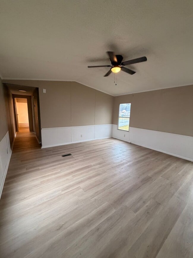 Building Photo - 3 bedroom, 2 bath Mobile Home in Yorktowne