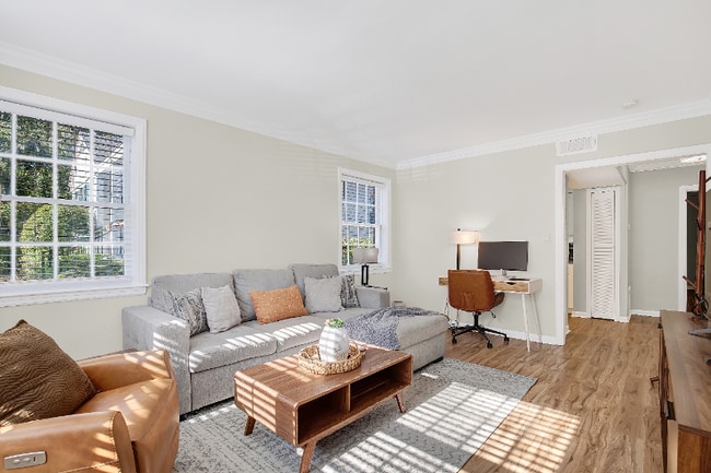Building Photo - 6 W 51st St
