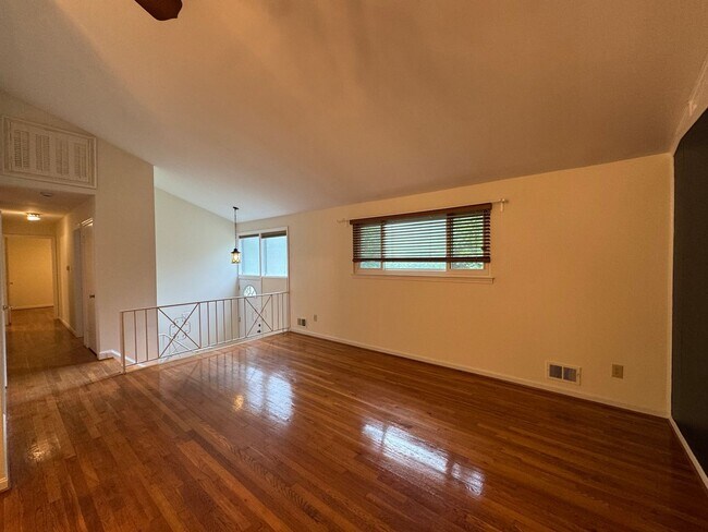 Foto del edificio - Gorgeous 4 Bed 3 Bath Home Sitting On Spac...