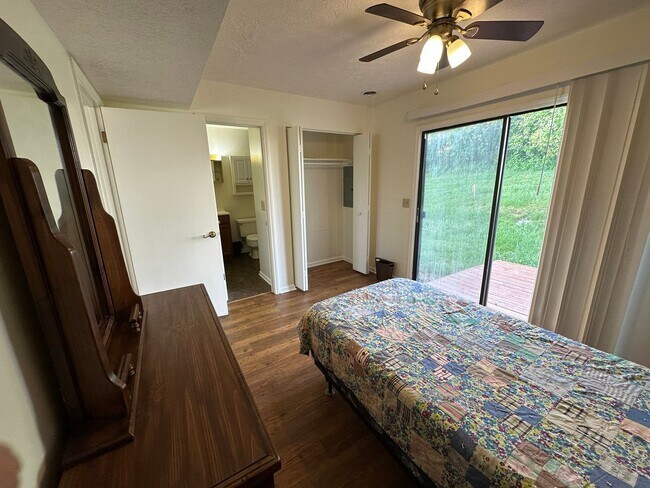 Foto del edificio - Radford; Three Bedroom, Two Bath partially furnished Townhome available now