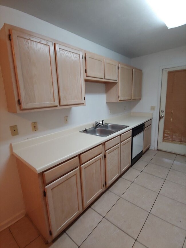 Building Photo - 4 BR / 3 BA Townhouse in San Luis Area off...