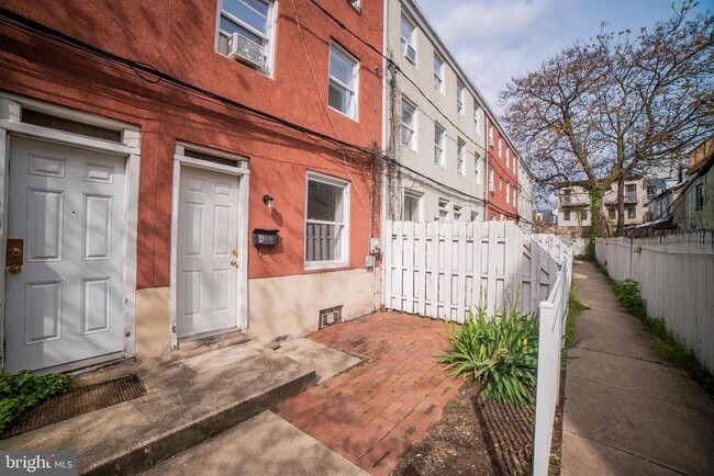 Building Photo - 1305 N Lawrence St