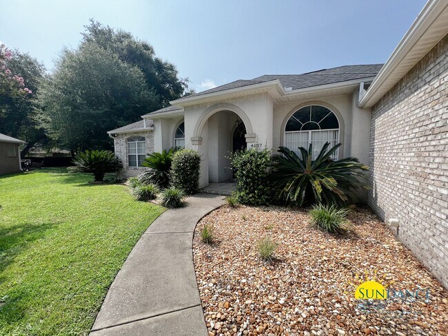 Building Photo - Gorgeous 3 Bedroom home with Pool in Crest...