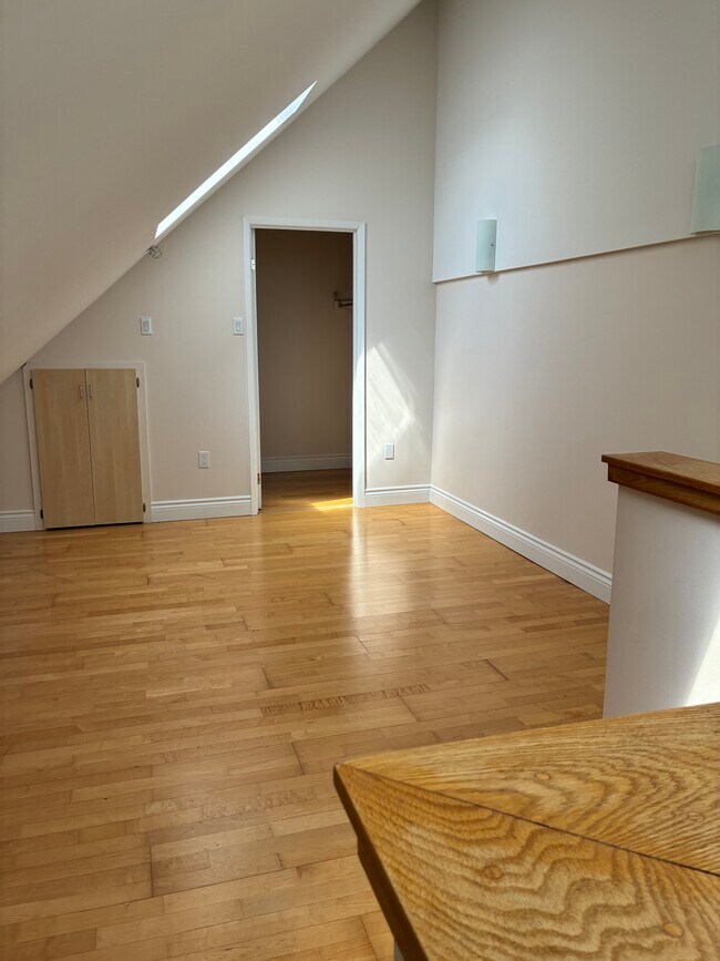 Photo du bâtiment - STUNNING TWO LEVEL PENTHOUSE AVAILABLE