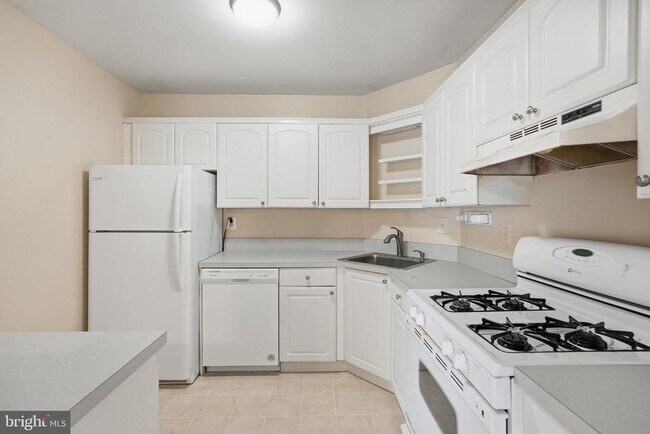 Building Photo - 3535 Chevy Chase Lake Dr