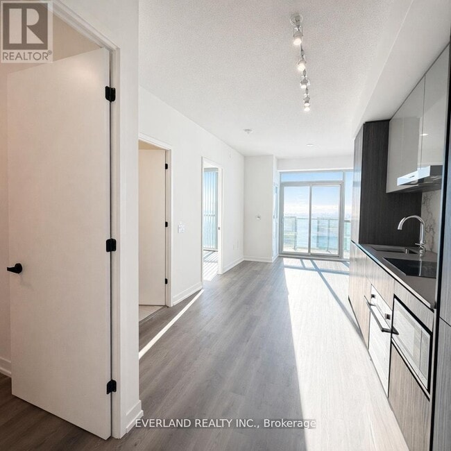 Photo du bâtiment - 8 Interchange Wy