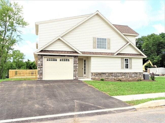 Building Photo - 12 Arrow Head Dr