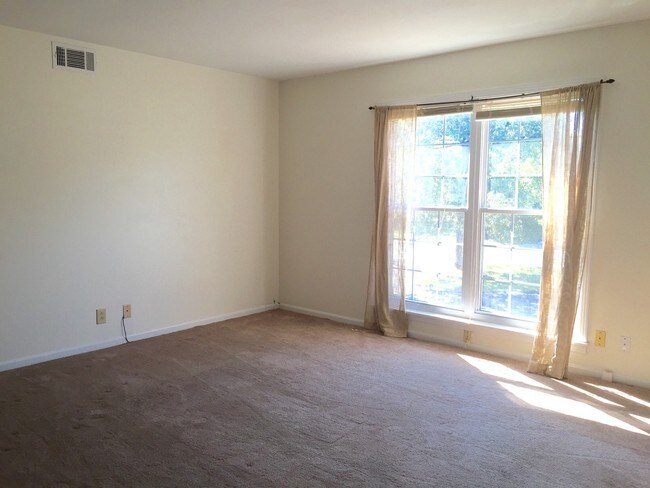 Building Photo - 547 North Water Avenue, Unit 6