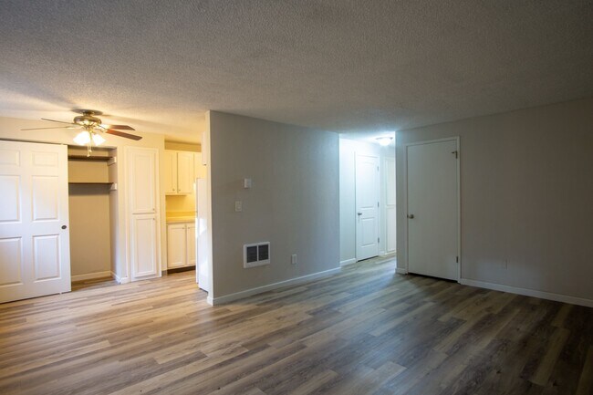 Building Photo - *1 MONTH FREE* Ground Floor 2 Bdr Close to the Heart of Multnomah Village!