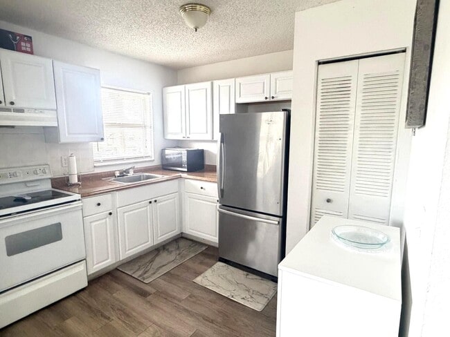 Building Photo - 406 Lakeside Dr