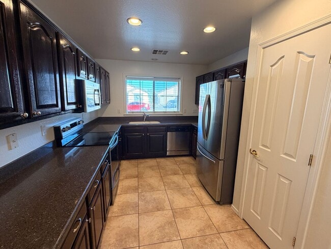 Building Photo - Spacious 3Bdm 2Ba Phoenix Home with *No Carpets* and *New Paint*