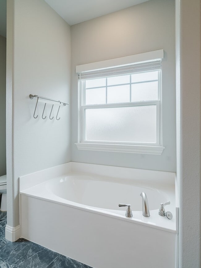 Building Photo - 940 W Ashmore Landing Loop