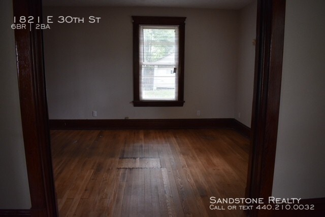 Building Photo - 6 Bedrooms--Large Yard