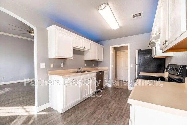 Building Photo - 561 Redbud St