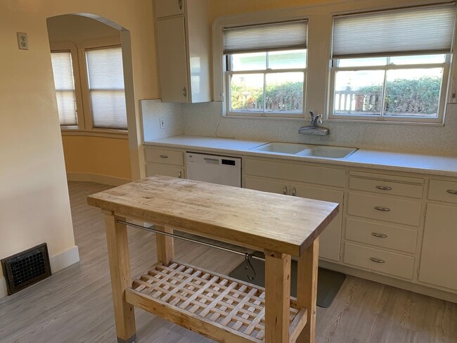 Building Photo - 3 Bedroom, hardwood floors, garage, A/C, Solar