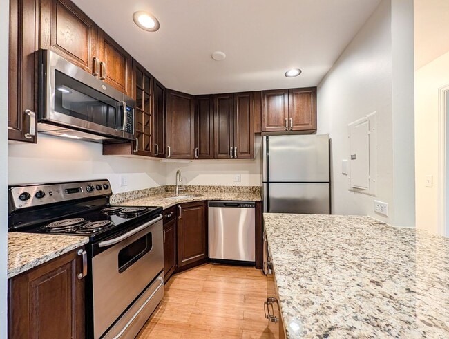 Building Photo - Waterbury Pointe Condominiums