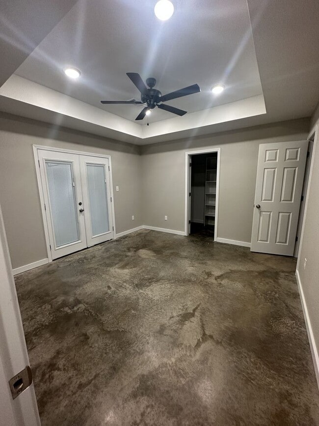 Building Photo - 3 BED 2 BATH HOUSE ON AN ACRE OF LAND! Pet...