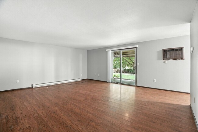 Foto del edificio - 10407 E Main Ave