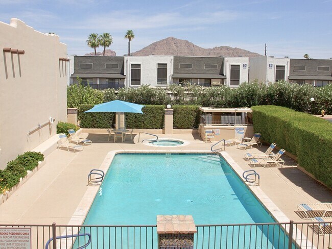 Vistas de la montaña Camelback y la piscina comunitaria desde el balcón principal. - 5402 E Windsor Ave