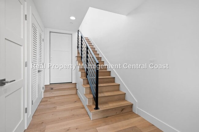 Building Photo - AVAILABLE OCTOBER  - Stunning Townhome in ...