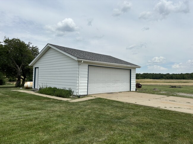 Large Garage with door opener - 12508 Schwartz Rd