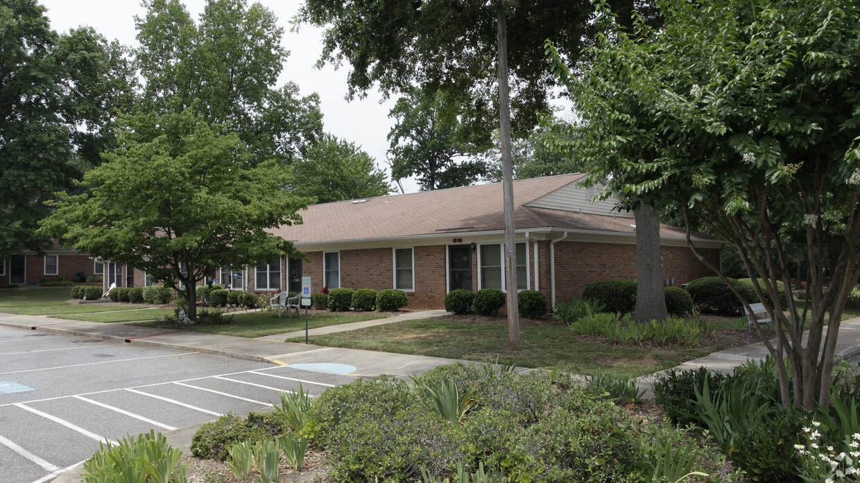 Building Photo - Miller Oaks Village Apartments