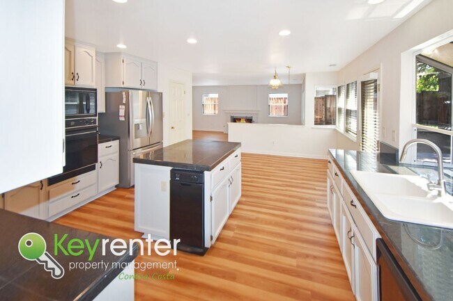 Foto del edificio - 4-Bedroom Home in Sought-After Tassajara R...
