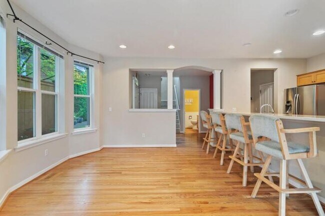 Building Photo - 3 bedroom in Sammamish WA 98074