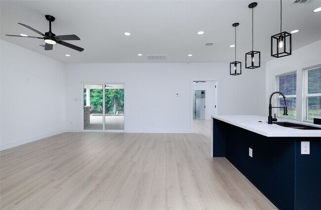 Foto del edificio - 414 Peach Pt Ln